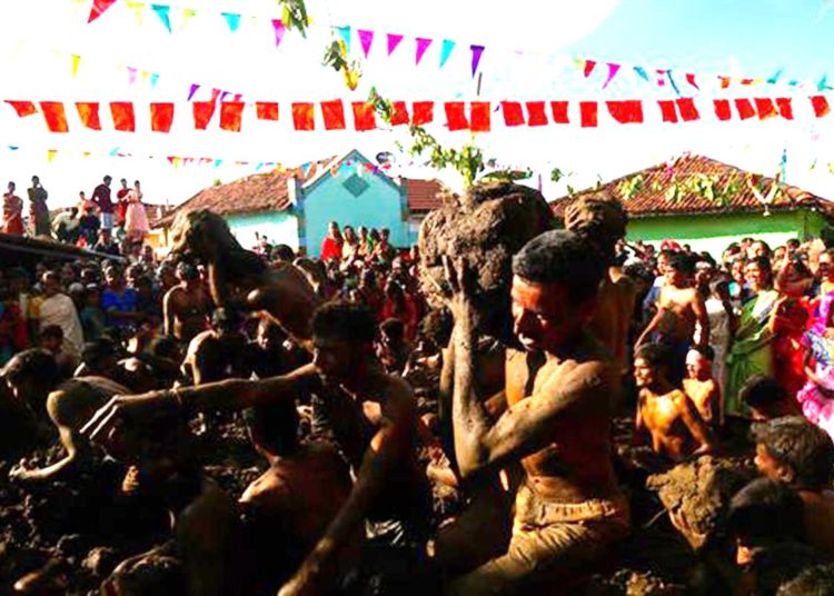 (VIDEO) En la India se arrojan heces fecales de vaca