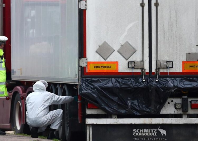 Autoridades logran identificar a los 39 cadáveres hallados en tráiler en Inglaterra