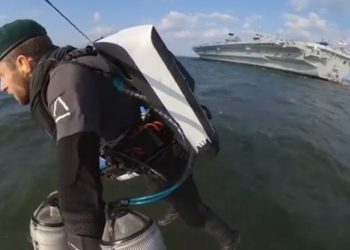 (VIDEO) El Iron Man británico y sorprende a los pasajeros de un yate