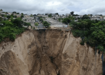Cárcava en colonia Santa Lucía «engulle» tres viviendas