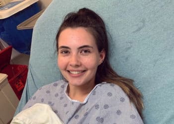 Una joven es alérgica a sus lágrimas, sudor, saliva y al agua