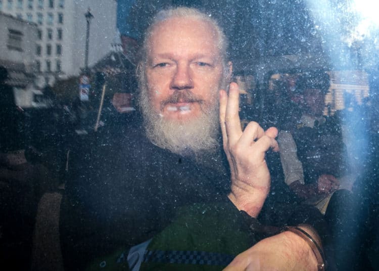 Médicos alertan que Julian Assange podría morir en prisión