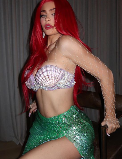 Kylie Jenner le da la bienvenida a la Navidad con sexy vestido rojo