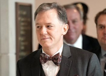 Trump quería que presidente ucraniano dijera que investigaban a Biden y Clinton asegura alto funcionario