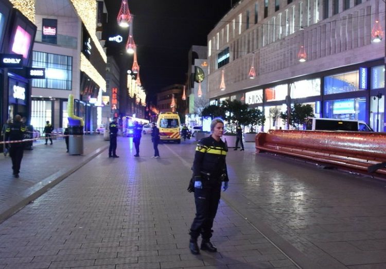 (VIDEO )Varios heridos por arma blanca en una calle comercial en La Haya, Holanda
