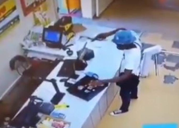 (VIDEO) Un cliente le roba a un ladrón armado mientras asaltaba un supermercado