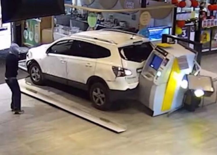 (VIDEO) Ladrones destruyen un automóvil en su intento de robar un cajero automático
