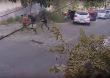 (VIDEO) Conductor ahuyenta a ladrones con grabación de balazos