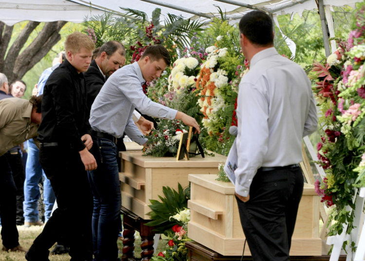 La familia LeBarón exigió justicia en medio del funeral de sus integrantes masacrados por el narco