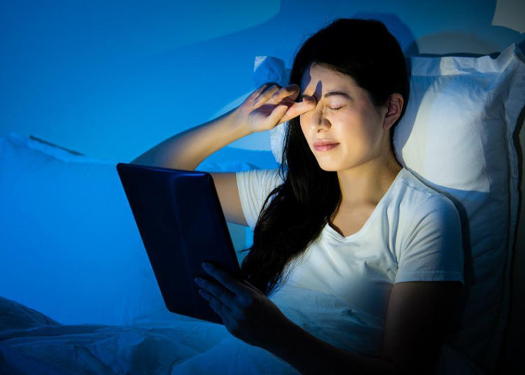 Luz azul del celular y de pantallas de televisión acelera el envejecimiento