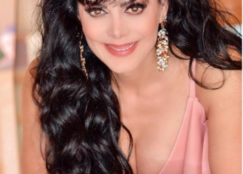Maribel Guardia festeja Halloween con bikini negro y como vampira