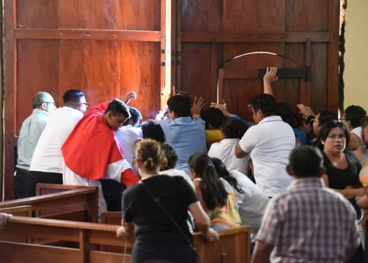 Seguidores de Daniel Ortega agreden con tubos y machetes a católicos en una iglesia de Nicaragua