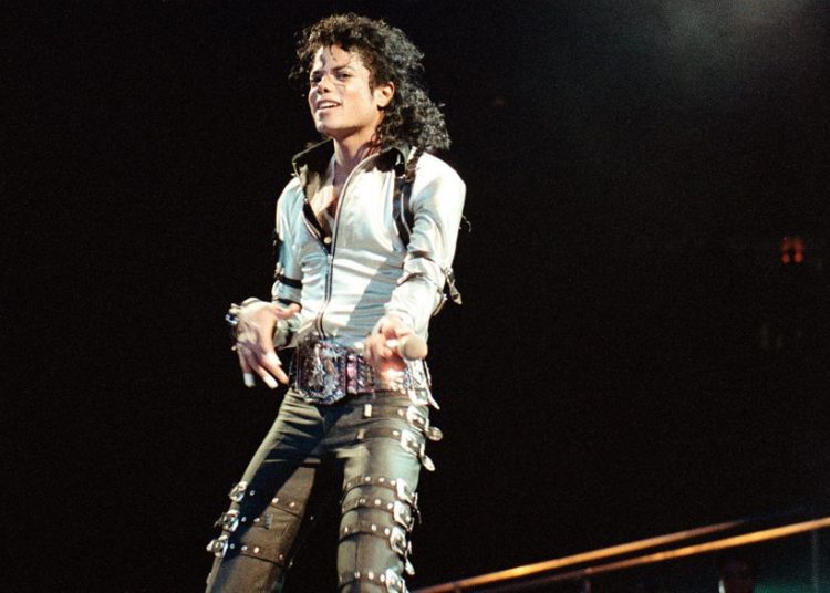 (VIDEO) Calcetines con los que Michael Jackson hizo Moonwalk serán subastados