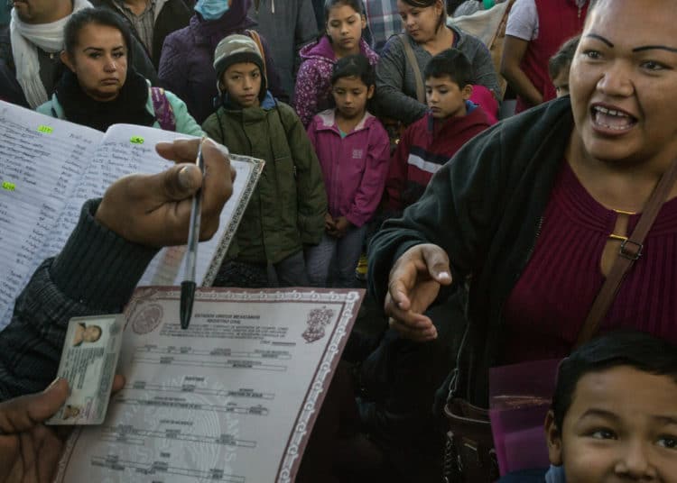 Migrantes que soliciten asilo serán enviados a Texas, luego a México