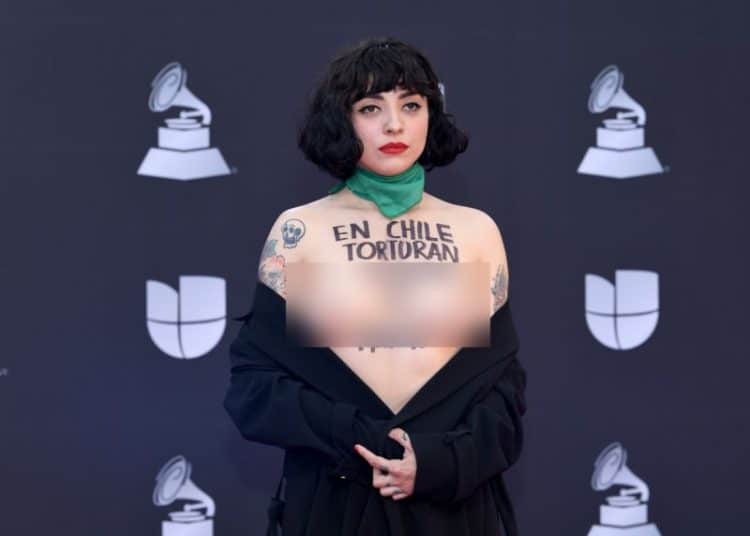Mon Laferte protesta en topless en la alfombra roja de los Latin Grammy