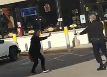 (VIDEO) Mujer intenta ‘exorcizar’ a policía en gasolinera de Wisconsin
