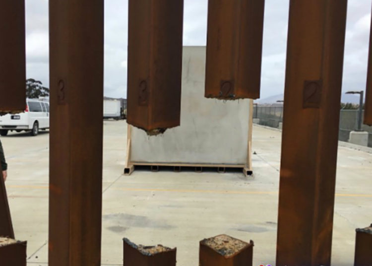 Traficantes cortan con herramientas el muro de Trump