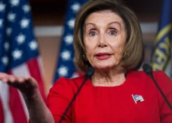 La líder demócrata Nancy Pelosi resalta evidencia de sobornos de Trump a Ucrania