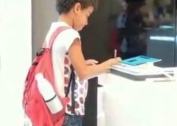 (VIDEO) Niño usa tablet de exhibición en tienda comercial para hacer su tarea
