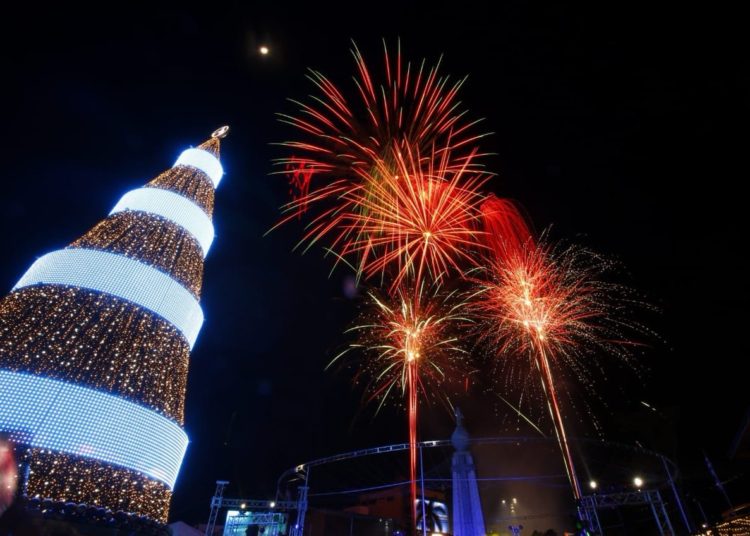 Inauguran «Las Noches de Compras» en plaza Salvador del Mundo