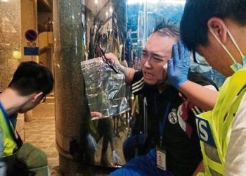 (VIDEO) Un hombre arranca de una mordida la oreja a un concejal durante protesta en Hong Kong