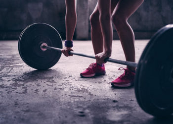 (VIDEO) Mujer se lleva un susto al tratar de levantas pesas