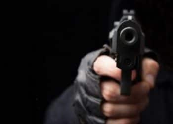 (VIDEO) Un hombre intenta balear a su esposa 4 veces pero se salva porque el arma falla