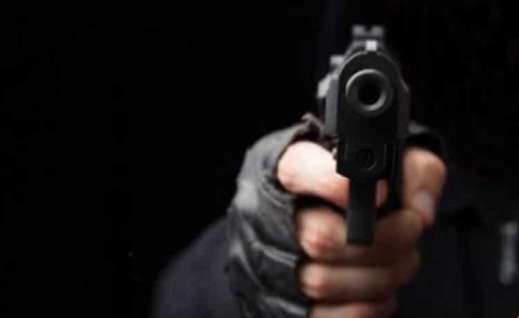 (VIDEO) Un hombre intenta balear a su esposa 4 veces pero se salva porque el arma falla