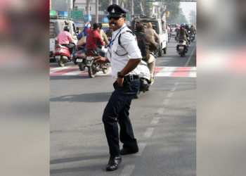 (VIDEO) En la India el policía de tránsito que conquistó a la internet con sus bailes agrede a conductor
