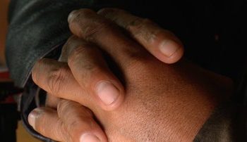 Detienen a policía que disparó a dos menores a los que tenía hincados