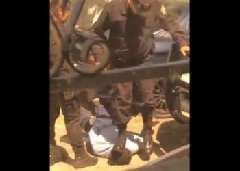 Dictan detención para 3 de los cuatro policías captados en video golpeando a un hombre esposado