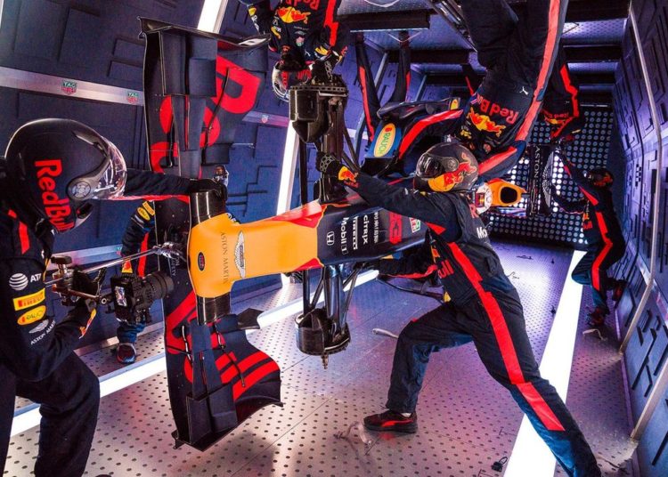 (VIDEO) Mecánicos de Red Bull realizan cambio de neumáticos de un Fórmula 1 en gravedad cero