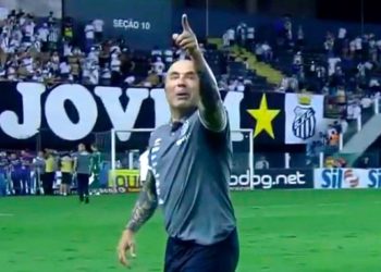 (VIDEO) Jorge Sampaoli sufre un ataque de furia con un aficionado de Santos
