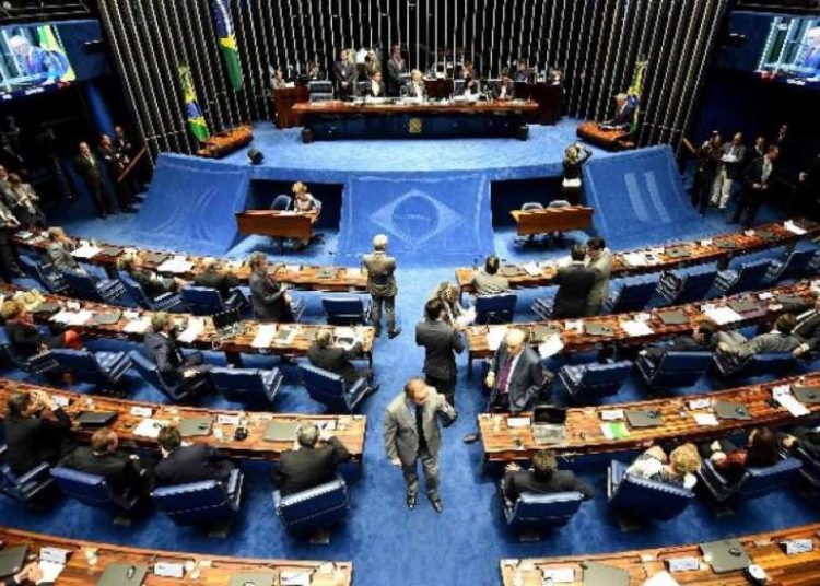 El Senado de Brasil buscan a través de una enmienda constitucional que Lula permanezca en prisión