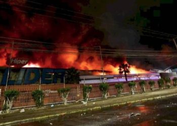 En Chile: Saquean e incendian supermercado, el siniestro se expandió a las casas vecinas