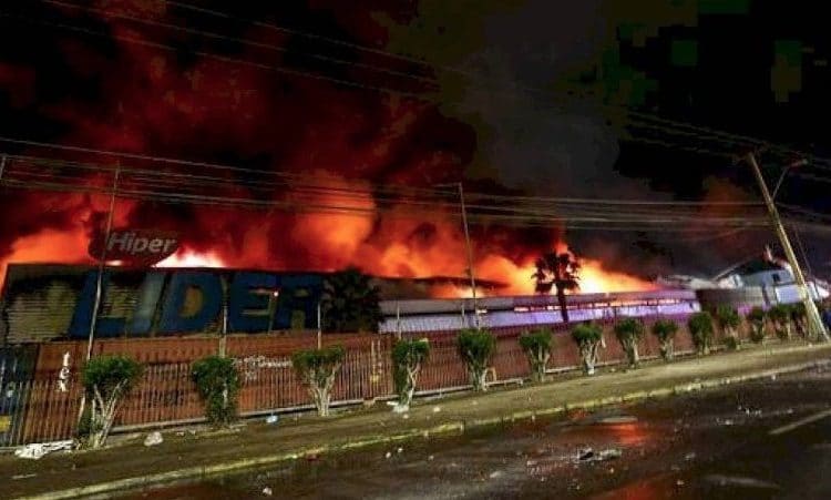 En Chile: Saquean e incendian supermercado, el siniestro se expandió a las casas vecinas