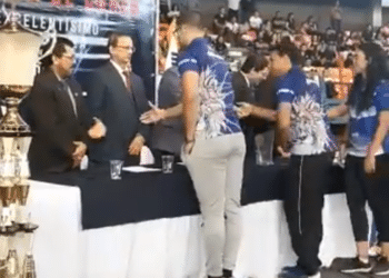 Crítican al presidente de la Federación de Taekwondo por negar saludo a entrenador durante premiación
