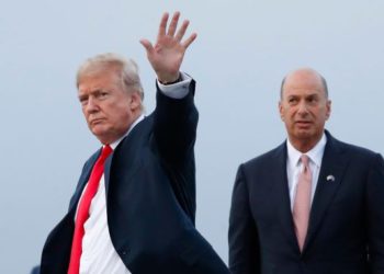 Embajador de EE.UU. cambió su testimonio y sumó la prueba más contundente contra Trump