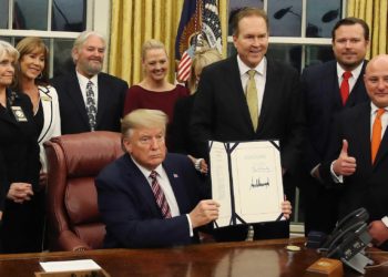 Donald Trump firmó un proyecto de ley que convierte la tortura animal en un delito federal