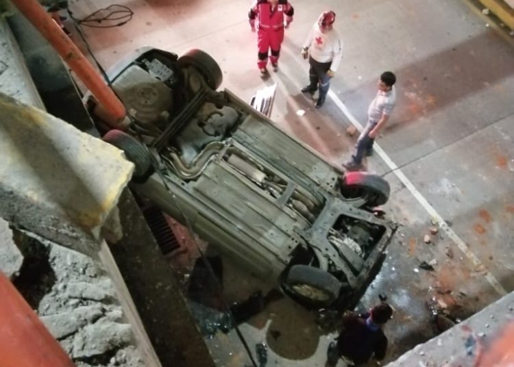 FOTOS | Vehículo cae desde el paso a desnivel de la 49 hasta el túnel de la calle Montserrat