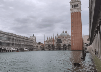 (VIDEO) Marea vuelve a inundar las calles y obliga a cerrar los negocios en Venecia