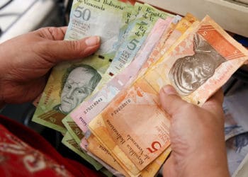 Empleados públicos reclaman pago de aguinaldo en Venezuela