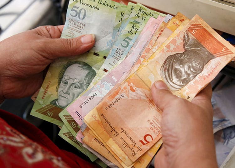 Empleados públicos reclaman pago de aguinaldo en Venezuela