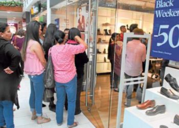 Defensoría del Consumidor advierte sobre alza de precios por “Viernes Negro”