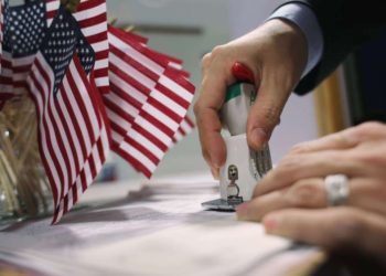 Juez frena una orden de Donald Trump que exigía seguro médico para obtener visado