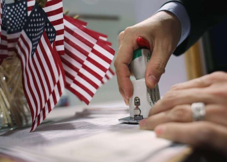 Juez frena una orden de Donald Trump que exigía seguro médico para obtener visado