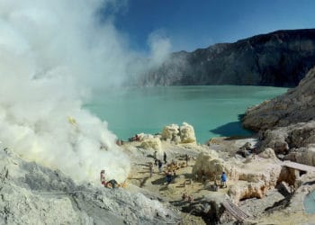 (VIDEO) Un dron capta su descenso sobre el cráter de un volcán de más de 2.700 metros de altura