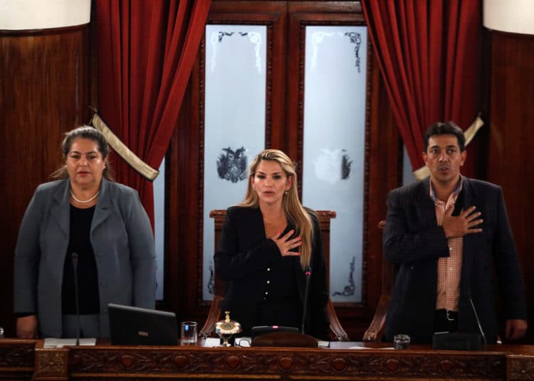 Jeanine Áñez se autoproclama presidenta de Bolivia