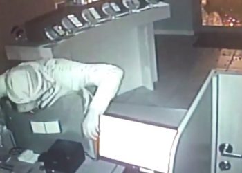 Instala una cámara en el dormitorio y descubre que su mejor amigo le robaba dinero