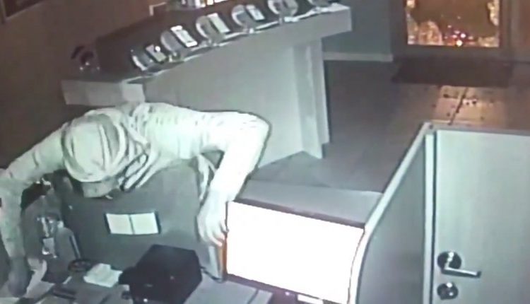 Instala una cámara en el dormitorio y descubre que su mejor amigo le robaba dinero